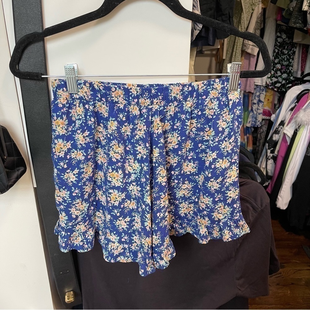 AMERICAN Eagle ruffle flower shorts - Picture 3 of 3